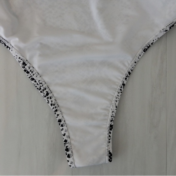 🆕 KENDALL + KYLIE Women's Black and White Swimsuit-one-piece size medium - Picture 6 of 8